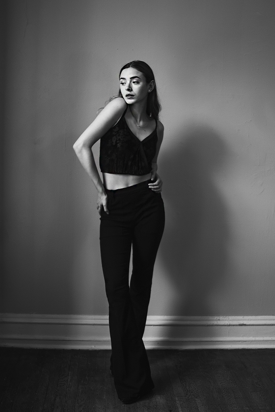 Emily_Ulrich_Marielle_Miller_model_crop_top_flare_jeans_Frame_denim_bw_04
