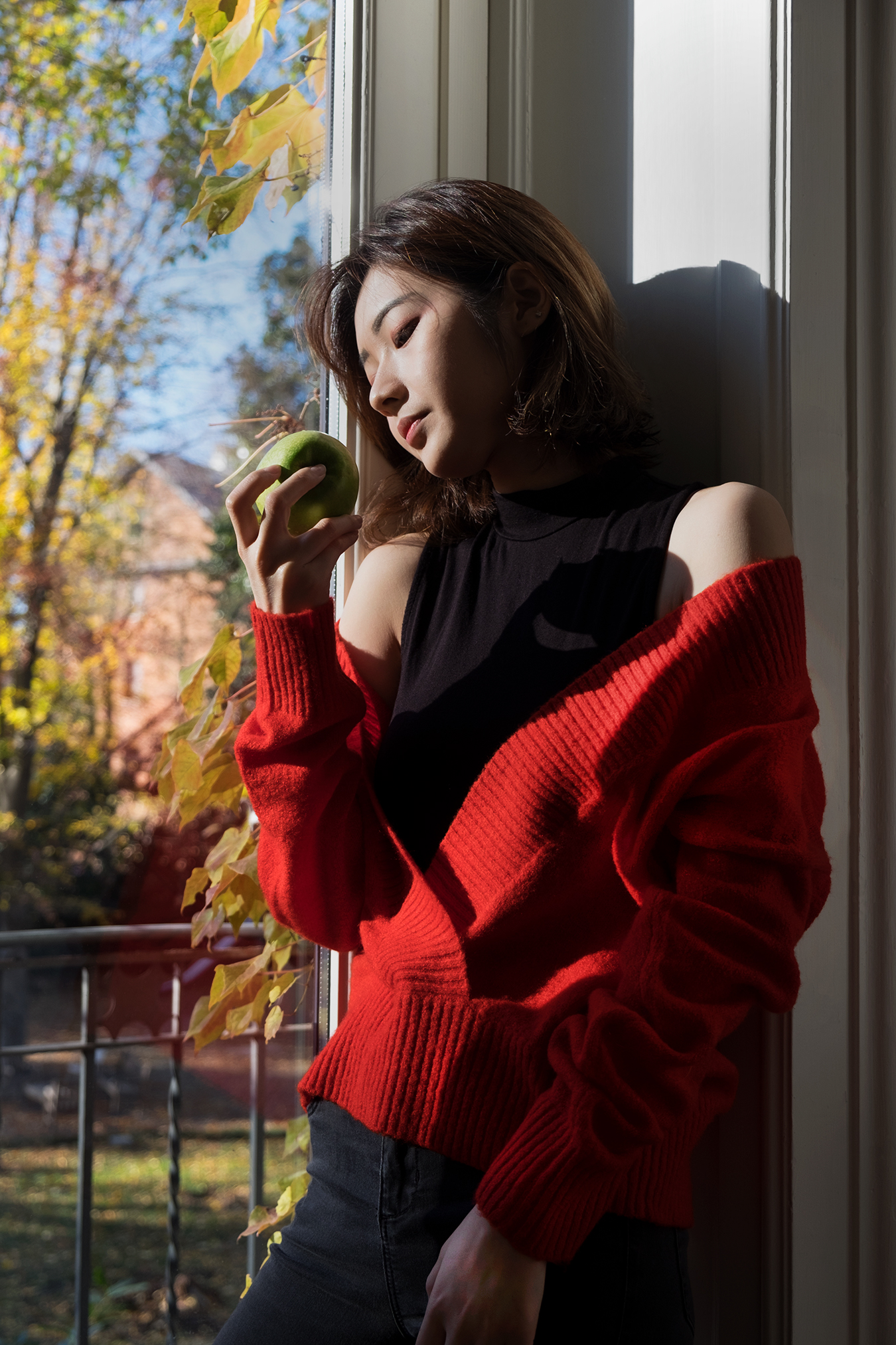 red_sweater_apple_window_italy
