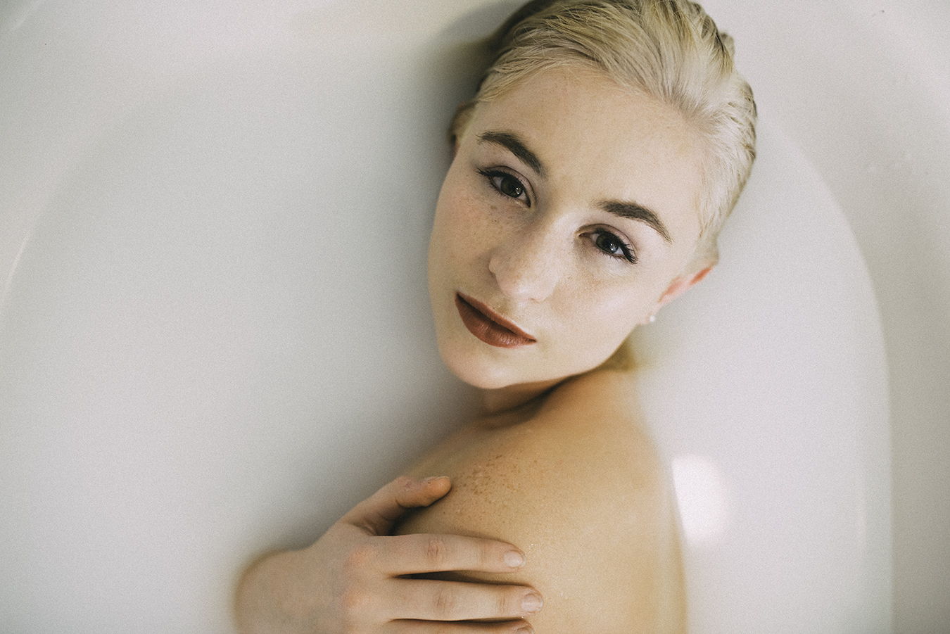Isabel_Zapata_Fashion_Photography_Erotic_Milk_Bath_Lipstick_Natalia_Badger