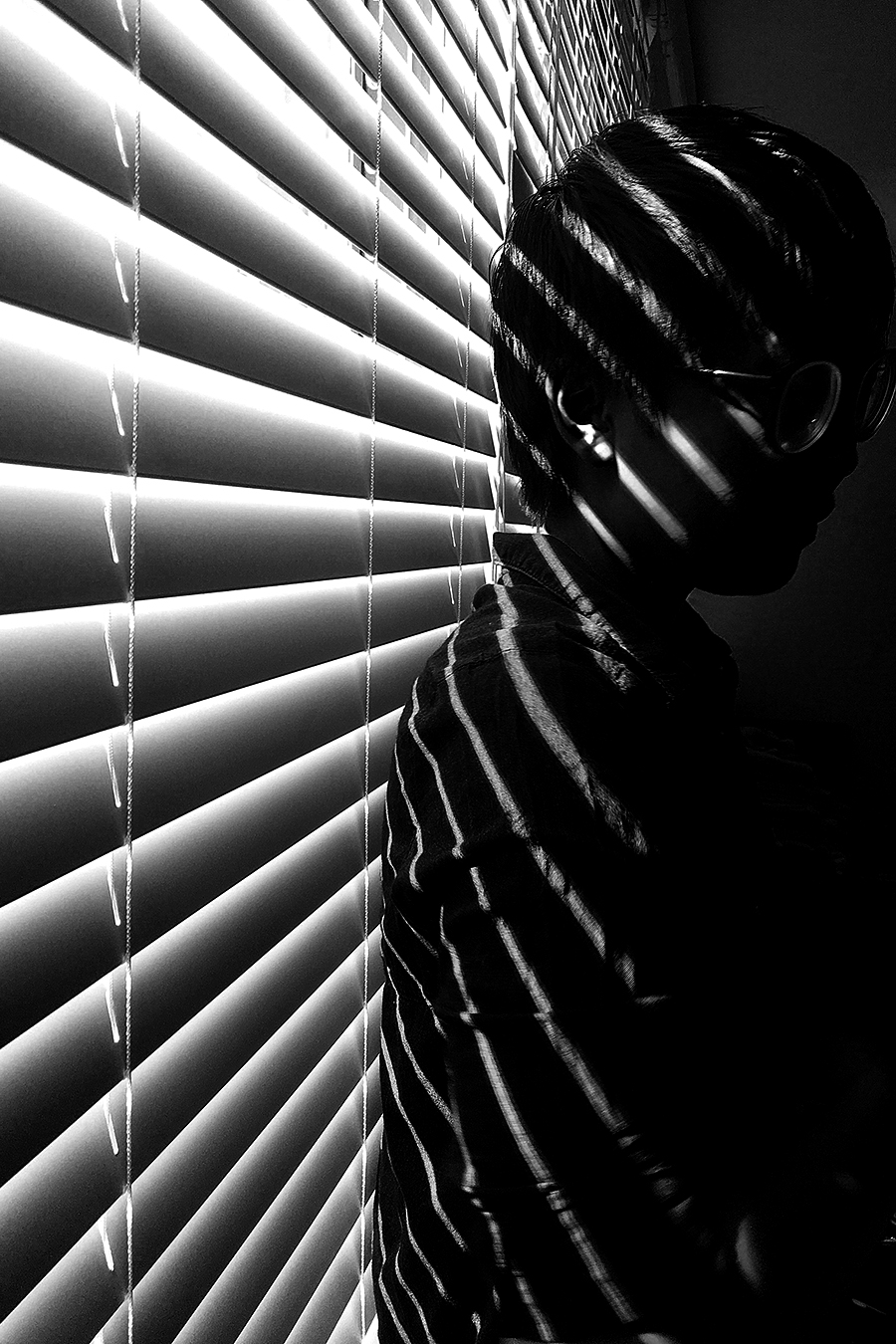Linda_Ruan_light_through_the_window_shades_black_and_white