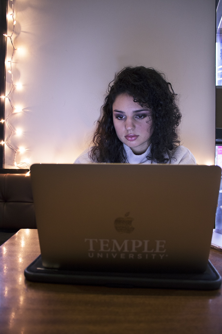 Tyler_Ling_photography_coffeeshop_computers_gazing_absorbed_indoors_stranger_student_Temple_working_frontshot_unaware