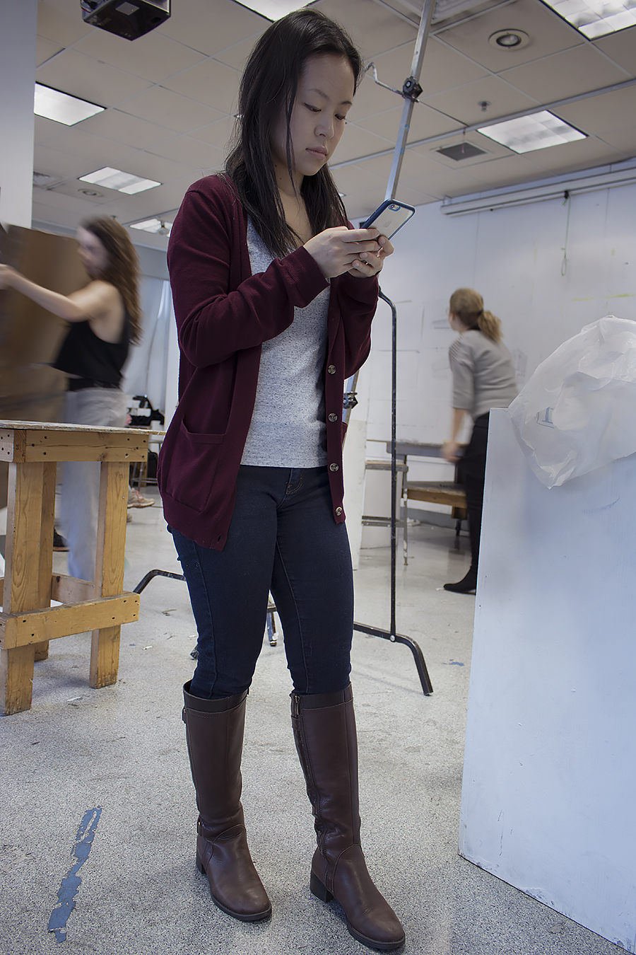 Tyler_Ling_photography_finearts_drawing_cellphones_absorbed_standing_fixed_socialmedia_texting_neuroscience_Cathy_Shao_Penn_sideshot_unaware