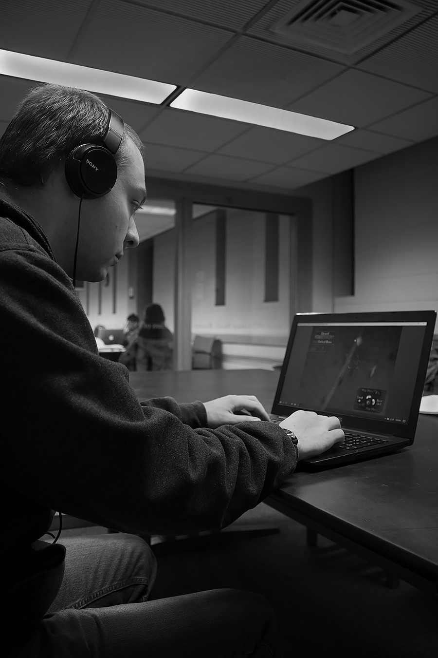 Tyler_Ling_photography_library_computers_headphones_absorbed_gaming_chemistry_Matthew_Eernisse_Penn_sideshot_unaware_black_white