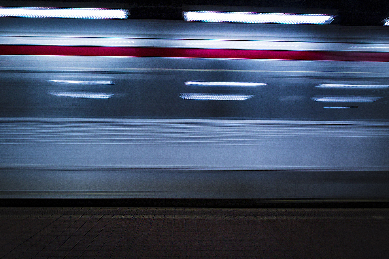 Jacob_Bennett_photography_transience_train_travel_philadelphia_commuters_platforms_danger