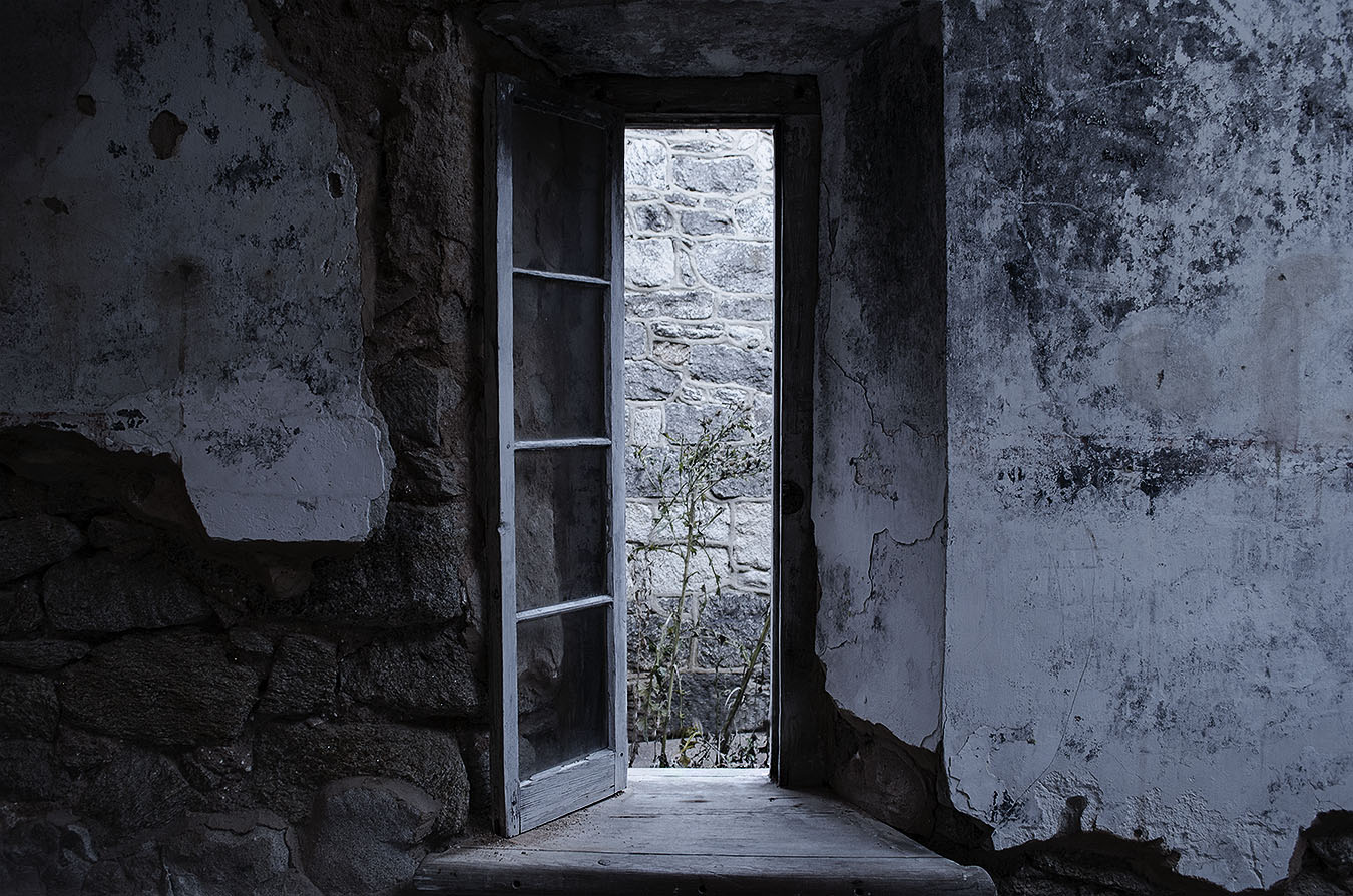 Katherine_Jania_photography_eastern_state_Penitentiary_alcapone_cell_room_window