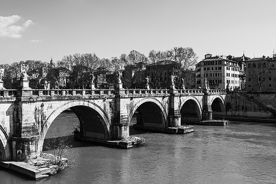 Carolyn_Wong_Photography_Rome_Pont_Sant_Angelo_Bridge_River_Water_Beautiful_Spring_Travel
